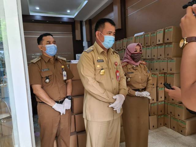 PANTAU ARSIP: Pjs Wali Kota Banjarbaru Bernhard E Rondonuwu di di Depo Arsip Pemprov Kalsel di Banjarbaru, Senin (23/11). | FOTO: ISTIMEWA