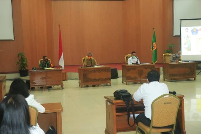 DISKUSI: Sekretaris Daerah Kota Banjarbaru H Said Abdullah saat memimpin diskusi terkait strategi dan capaian penanganan Covid-19 di bidang kesehatan bersama BPK Perwakilan Provinsi Kalimantan Selatan di Aula Gawi Sabarataan Balai Kota Banjarbaru, Senin (