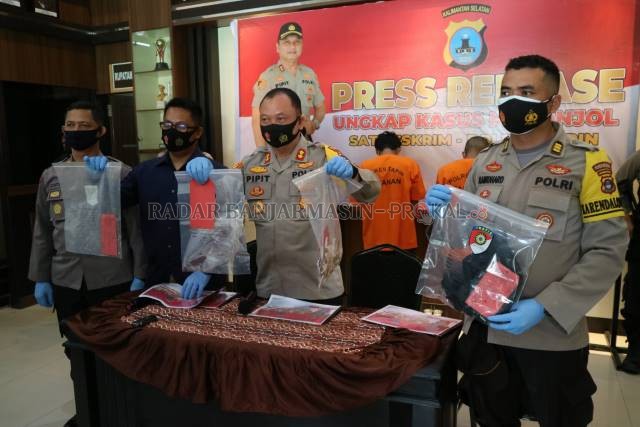 BARANG BUKTI: Kapolres Tapin AKBP Pipit Subiyanto bersama Kabag Ops Polres Tapi AKP Raindhard Maradona, Kasat Reskrim Polres Tapin, AKP I Kade Suryawandika dan Kapolsek Bungur AKP Catur Widianto, memperlihatkan barang bukti yang diamankan. | FOTO: RASIDI