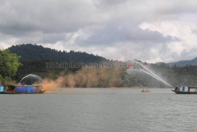 SIMULASI: Latihan operasi pencarian dan pertolongan penanganan kecelakaan kapal terbakar di Waduk Riam Kanan, kemarin. Di tempat ini, setiap tahun selalu menelan korban jiwa. | FOTO: SUTRISNO/RADAR BANJARMASIn