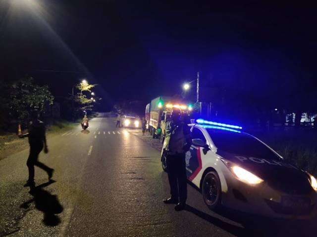 BERDATANGAN: Logistik Pilkada di Tanbu dijaga ketat aparat kepolisian. | Foto: Polri.go.id