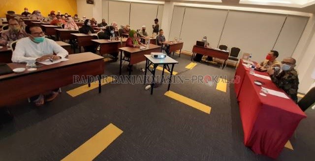 DITATAR: Kasi BRSLU Gau Mabaji, Subhan Kadir memberikan penyuluhan tentang pendampingan rehabilitasi sosial untuk lansia. | FOTO: WAHYU RAMADHAN/RADAR BANJARMASIN