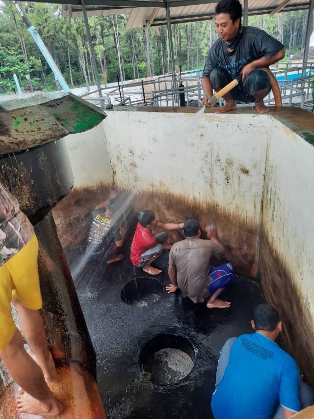 PEMELIHARAAN: Petugas dari BPAM Banjarbakula melakukan pembersihan sekaligus pemeliharaan rutin. Hal ini sendiri berdampak pada pendistribusian air di sejumlah wilayah terhenti hari ini. | Foto: PDAM Intan Banjar for Radar Banjarmasin