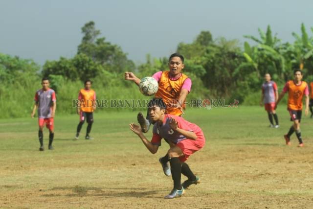 DUEL: Alte FC akhirnya berhasil meraih kemenangan perdana di Liga 1 Internal Peseban setelah menaklukkan Taruna Junior dengan skor tipis 1-0 di Lapangan Gelora Sundai, kemarin (25/11) sore.