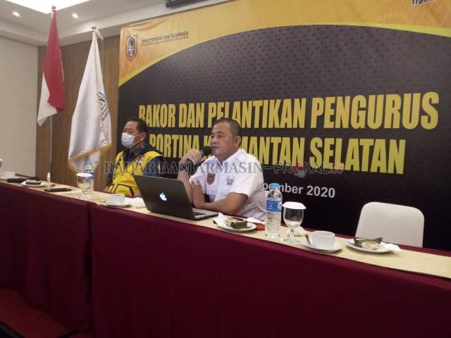 PIMPIN RAKER: Ketua Umum Portina Kalsel Agus Pebrianto memandu Raker Portina Kalsel di TreePark Hotel Banjarmasin, Selasa (24/11). Dalam agenda tersebut, Portina Kalsel bertekad mengupayakan balogo bisa naik kelas ke level nasional.