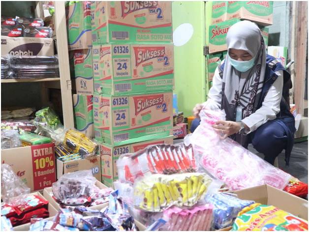 RAZIA: BPOM HSU mengecek makanan dan minuman kedaluwarsa di toko sembako dan pasar di wilayah Kabupaten HSU.