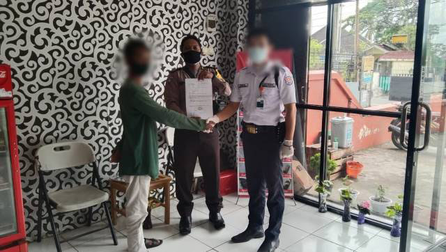 Kedua warga yang bertikai ini didamaikan Bhabinkamtibmas Kelurahan Melayu Kecamatan Banjarmasin Tengah, Bripka Herman.