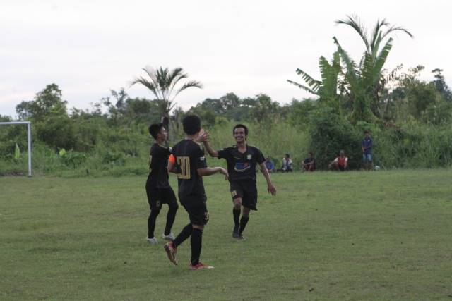 SELEBRASI: Kemenangan besar Putra Banua atas Real Palapa SPBU tidak lepas dari kontribusi besar pemain andalan Nudiansyah “Tyson”.