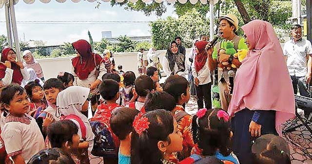 KUATKAN IMAJINASI: Kak Bimo, seorang pendongeng dalam acara Dispersip Kalsel. | Foto: ISTIMEWA