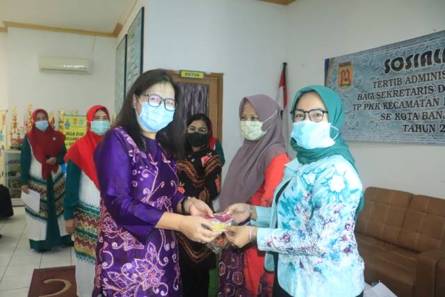 SOSIALISASI: Istri Penjabat Sementara (Pjs) Wali Kota Banjarbaru Vonny Rompas Bernhard E Rondonuwu, didampingi Sekretaris TP PKK Kota Banjarbaru Sri Lailana saat menghadiri Sosialisasi Tertib Administrasi PKK se-Kota Banjarbaru di Sekretariat TP PKK Kota