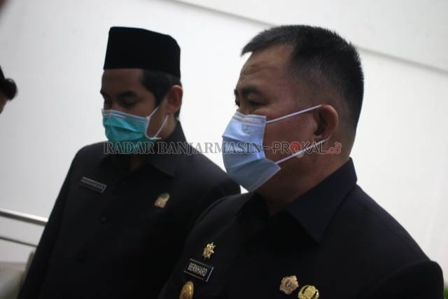 JADI ATENSI: Pjs Wali Kota Banjarbaru, Bernhard E Rondonuwu (kanan) dengan Ketua DPRD Banjarbaru, Fadliansyah Akbar menyikapi soal melojaknya kasus Covid-19 di Banjarbaru akhir-akhir ini. | Foto: Muhammad Rifani/Radar Banjarmasin