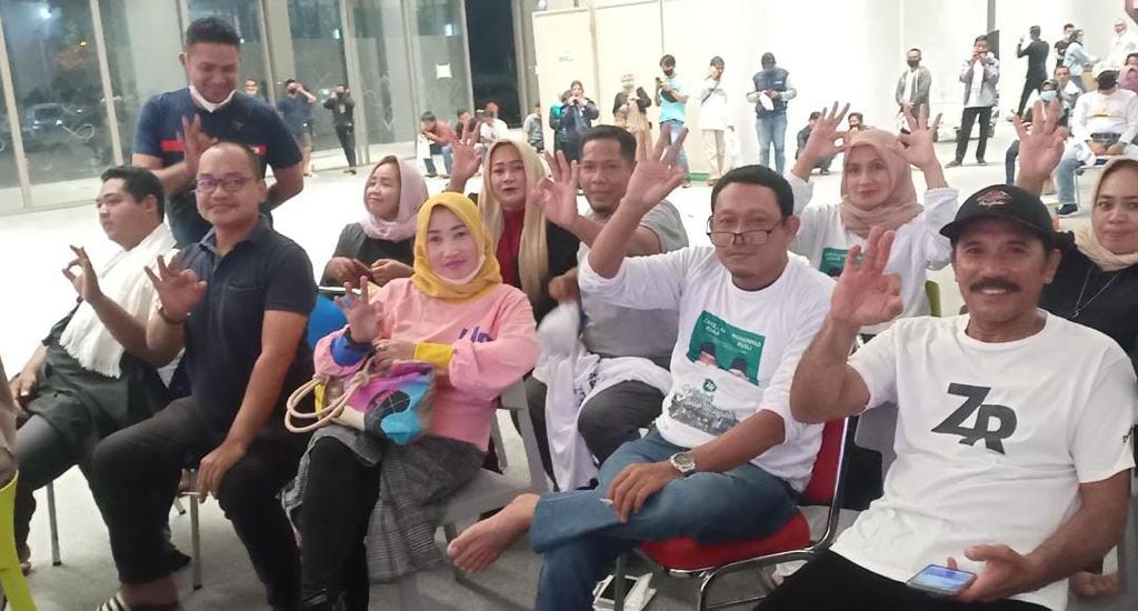 NONBAR: Suasana nonbar di posko induk pemenangan ZR di Gedung Liana, kawasan Kodeco Kecamatan Simpang Empat, Senin (30/11) malam.