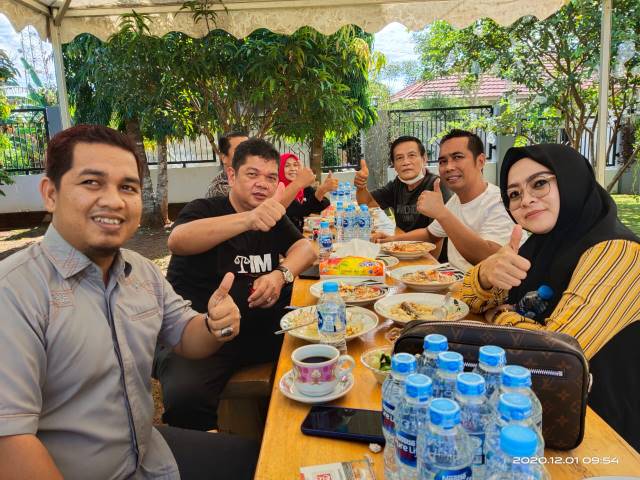 MENYAMBANGI : Calon Bupati Tanbu Nomor Urut 2 Hj Mila Karmila menyambangi kediaman Syafruddin H Maming di Jalan Cappa Padang Kelurahan Batulicin Kecamatan Batulicin, pagi ini.