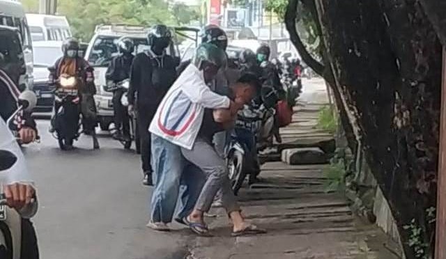 KASIHAN: Sang ayah mengakui putranya beberapa kali mendadak bertingkah seperti orang kesurupan. | FOTO: POLSEK BANJARMASIN UTARA FORRADAR BANJARMASIN