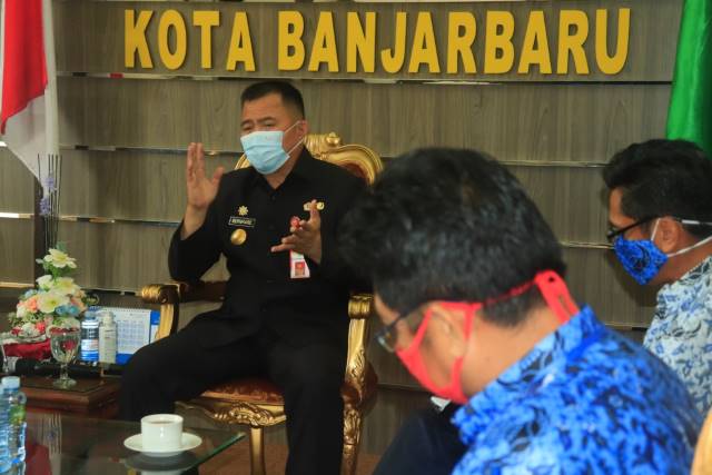 RAKOR: Penjabat Sementara (Pjs) Wali Kota Banjarbaru Dr Bernhard E Rondonuwu, kemarin (30/11) memimpin Rapat Koordinasi Antisipasi Penyebaran Covid-19 dan Kesiapan Pilkada Kota Banjarbaru di Ruang Tamu Utama Wali Kota Banjarbaru, kemarin. | FOTO: HUMAS DA