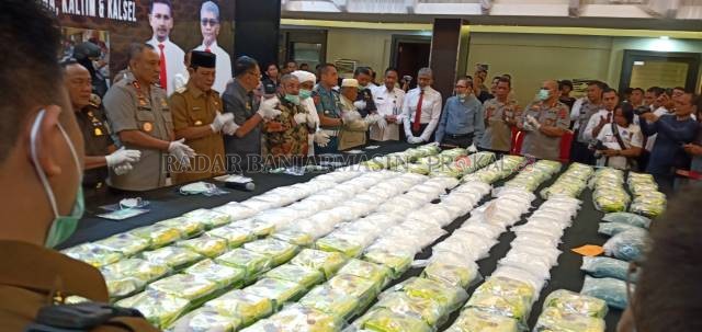 DIHAMPAR: Barbuk sabu 208 kilogram dan 54 ribu ekstasi itu dipamerkan dalam rilis kasus di Mapolda Kalse. | FOTO: DOK RADAR BANJARMASIN