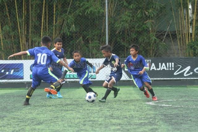 UJI COBA: Suasana pertandingan trofeo yang dilaksanakan SSB Alam Hijau dengan tim SWAT Junior dan Akademi Talenta Banua di Lapangan Upik Mini Soccer, Senin (30/11) lalu.