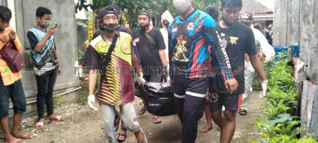 EVAKUASI: Jenazah dievakuasi menuju kamar pemulasaran di Rumah Sakit Ulin. | FOTO; MAULANA/RADAR BANJARMASIN