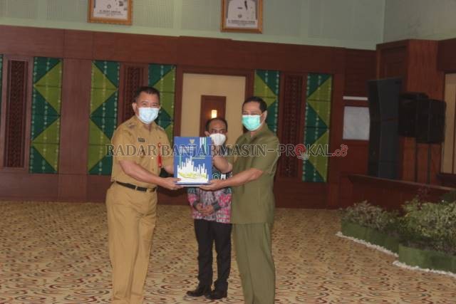 TRANSFER DAERAH: Suasana penyerahan DIPA dan TKDD tahun anggaran 2021 di Gedung Idham Chalid, Setdaprov Kalsel, kemarin. | FOTO; SUTRISNO/RADAR BANJARMASIN