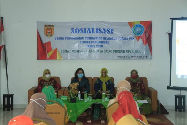 SOSIALISASI UP2K: Istri Penjabat Sementara (Pjs) Wali Kota Banjarbaru, Vonny Rompas Bernhard E Rondonuwu didampingi Wakil Ketua II TP PKK Kota Banjarbaru Syarifah Mariatul Qiftiah Said Abdullah saat membuka Sosialisasi Usaha Peningkatan Pendapatan Keluarg