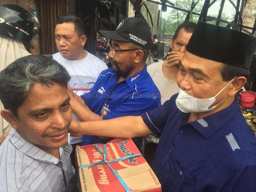 ZAIRULLAH : Calon Bupati Tanbu H M Zairullah Azhar meninjau lokasi kebakaran di Kecamatan Satui sekaligus memberikan bantuan. (Foto Istimewa For Radar Banjarmasin).