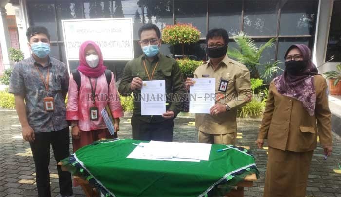 SERAH TERIMA: Serah terima sarana dan prasarana pertanian dan fasilitas IT untuk pertanian oleh SMK Pertanian Pembangunan Negeri Banjarbaru kepada Dinas Pertanian Kabupaten Banjar.  |  Foto: Humas SMK PP N Banjarbaru for Radar Banjarmasin