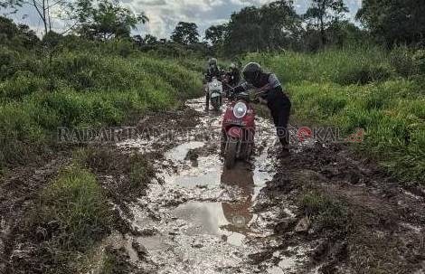 PRIHATIN: Akses jalan menuju lapangan Gelora Sundai rusak parah.