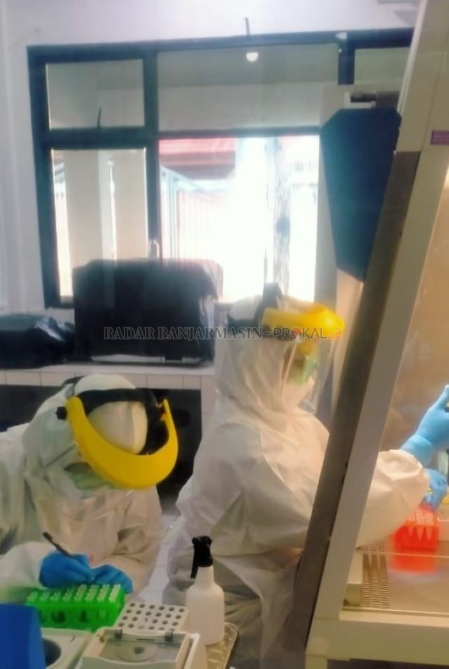 TETAP BERJIBAKU: Para petugas lab pengujian sampel di Balai Besar Teknik Kesehatan Lingkungan dan Pengendalian Penyakit (BBTKLPP) Banjarbaru.