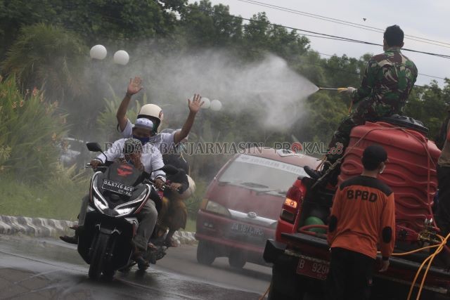 AWAL PANDEMI: Penyemprotan jalanan dengan disinfektan di masa awal pandemi, sekarang sudah tak terlihat, sementara kasus Covid-19 kembali naik. Pemko pun memutuskan memoratorium segala bentuk rekomendasi yang mengumpulkan orang banyak. | Foto: Muhammad Ri