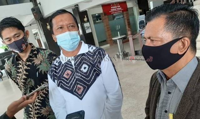 KONFIRMASI: Dari kiri ke kanan, Komisioner KPU Taufi kurrakhman, Kepala Kesbangpol Kasman dan Komisioner Bawaslu Munawar Khalil. | Foto: WAHYU RAMADHAN/RADAR BANJARMASIN
