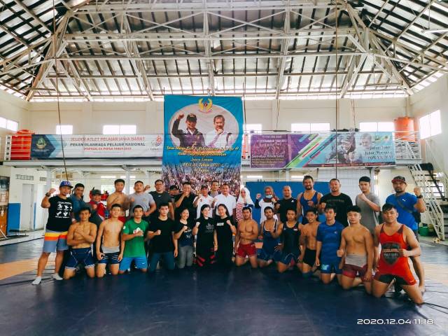 ASAH KEMAMPUAN: Para pegulat Kalsel berfoto bersama Kadispora Kalsel Hermansyah kala melakukan try out di Bandung, Jawa Barat, pekan lalu.