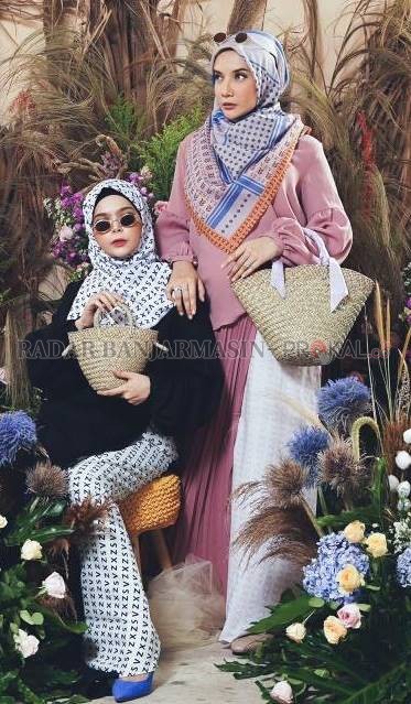 DARI PALAM: Zaskia Sungkar (berdiri) bersama model mempromosikan kerajinan berbahan dasar purun dari Kelurahan Palm, Kecamatan Cempaka Banjarbaru dalam satu kesempatan sesi foto di Jakarta. | Foto: Vivi Zubedi for Radar Banjarmasin