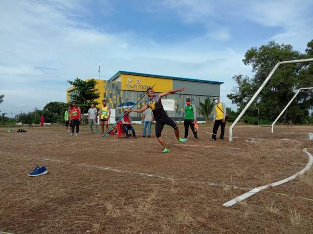 TAAT PROKES: Suasana pertandingan nomor lempar lembing Kejurprov Atletik Kalsel 2020 di JPOK ULM Banjarbaru, Sabtu (5/12).