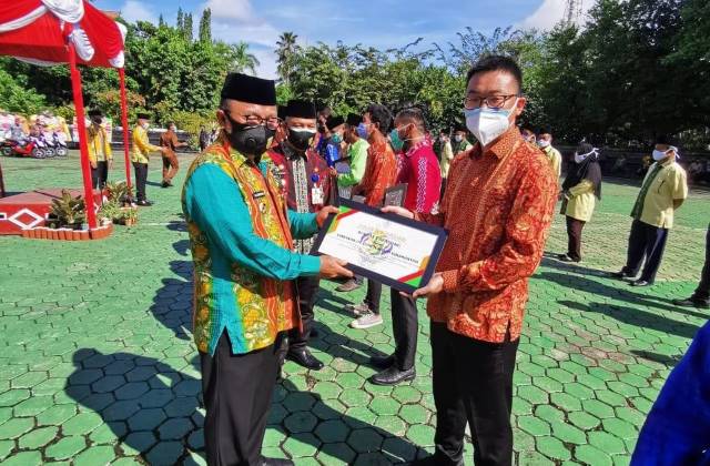 PENGHARGAAN: Perwakilan PT Eternal Richway dan PT Conch saat menerim penghargaan Anugerah Taat Pajak dari Bupati Tabalong