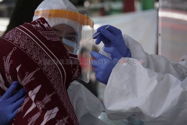 USAP LENDIR: Tes swab massal di Banjarmasin beberapa waktu lalu. Sudah banyak perawat dan dokter yang tumbang gara-gara pandemi.