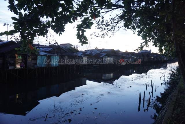 BANTARAN: Permukiman warga di bantaran Sungai Kerukan, Jalan Jafri Zamzam. Warga harus waspada dengan permukaan air sungai yang terus meninggi. | FOTO: WAHYU RAMADHAN/RADAR BANJARMASIN