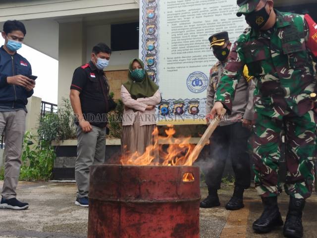 PEMUSNAHAN: Pembakaran surat suara rusak dan berlebih di halaman kantor KPU di Jalan Perdagangan, Banjarmasin Utara, kemarin (8/12). | FOTO: WAHYU RAMADHAN/RADAR BANJARMASIN