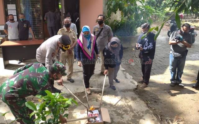 RUSAK : Surat Suara Pilgub Kalsel yang cacat di Kabupaten HSU dimusnahkan dengan cara dibakar. | Foto: Muhammad Akbar/Radar Banjarmasin