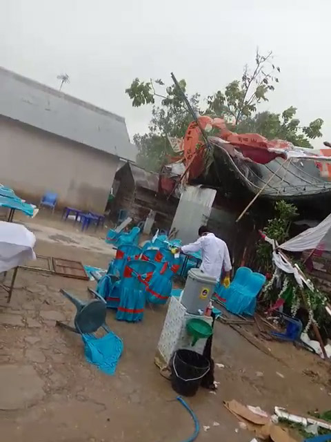 Tempat Pemungutan Suara (TPS) berkode 10 di wilayah kelurahan Bangkal Cempaka Banjarbaru porak poranda disapu angin kencang. Kejadian terjadi sekitar pukul 09.00 Wita.