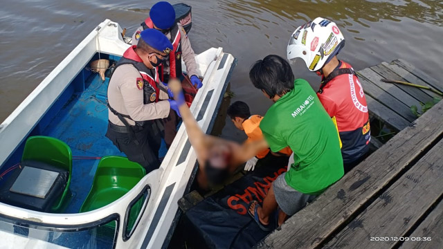 EVAKUASI: Jasad dievakuasi ke kamar jenazah RSUD Ulin Banjarmasin,  untuk diproses visum. | Foto: Polair for Radar Banjarmasin