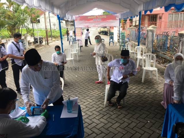 Suasana pencoblosan di salah satu TPS di Kalimantan Selatan.