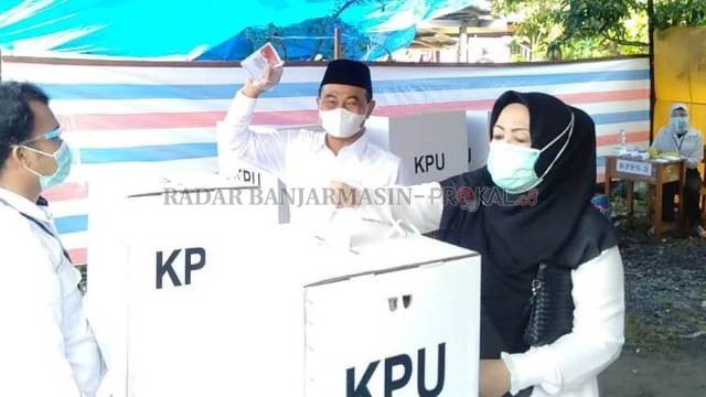 Zairullah Azhar mencoblos di TPS 17 Desa Bersujud. ZA pernah memimpin Tanbu antara tahun 2005 sampai 2010. | FOTO: KARYONO/RADAR