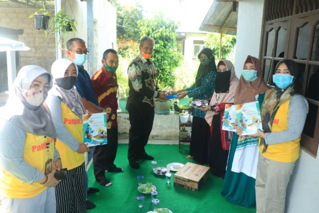 BANTUAN: Sekretaris Daerah Kota Banjarbaru H Said Abdullah, didampingi Kepala Dinas Ketahanan Pangan, Pertanian dan Perikanan (DKP3) Banjarbaru Siti Hamdah saat menyerahkan bantuan untuk keluarga disabilitas dan dasawisma, Jumat (20/11) tadi. | FOTO: HUMA