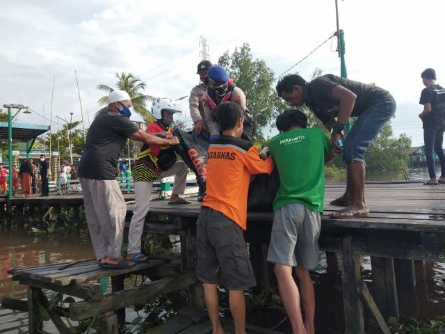 EVAKUASI: Proses evakuasi jasad korban dari Sungai Martapura. Melihat kondisinya, korban diperkirakan sudah tenggelam selama dua hari.