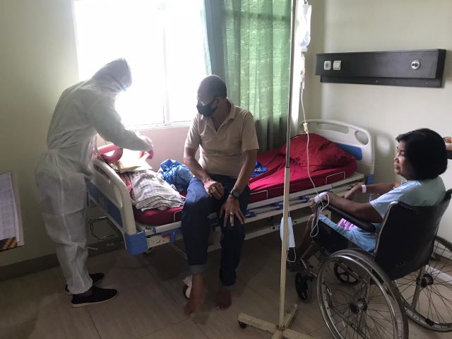 JEMPUT BOLA: Menggunakan seragam hazmat, petugas KPPS melakukan pemungutan suara kepada sejumlah pasien di RS Syifa Medika pada tanggal 9 Desember kemarin | Foto: KPU Banjarbaru for Radar