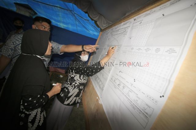 TINGKAT PARTISIPASI: Petugas KPPS di TPS 47 Guntung Manggis melakukan proses penghitungan suara tanggal 9 Desember kemarin. KPU memprediksi tingkat partisipasi Pilkada tahun ini mencapai 67,5 persen. | Foto: Muhammad Rifani/Radar Banjarmasin