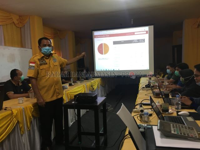 MULAI MENGEJAR: Ketua Bappilu DPD Partai Golkar Kalsel, Supian HK menunjuk suara paslon 1 yang terus naik, di Sekretariat DPD Golkar Kalsel kemarin. | FOTO: M OSCAR FRABY/RADAR BANJARMASIN