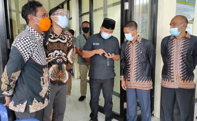 CEK LANGSUNG: Denny Indrayana melihat proses rekapitulasi suara di Kecamatan Binuang. Dia terheran-heran dengan hasilnya.