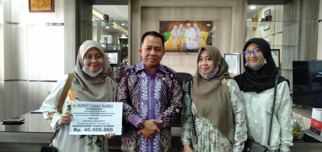 FOTO BERSAMA: Bupati Tanbu H Sudian Noor foto bersama keluarga Annisa Azzahra.