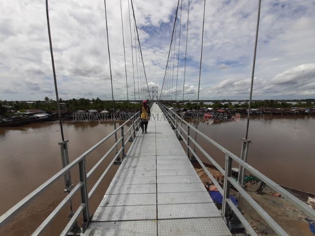HAMPIR RAMPUNG: Jembatan gantung Pulau Bromo ditargetkan rampung sebelum pergantian tahun.  | FOTO: WAHYU RAMADHAN/RADAR BANJARMASIN